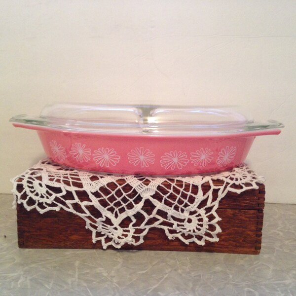 Vintage Pyrex rosa Margarita 1 1/2 cuarto de galón dividido cazuela con tapa dividida. Mide 12,5 "x 8,5" x 2 ". #566