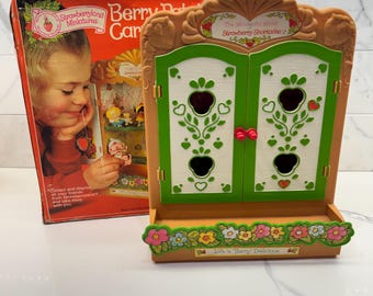 Vintage 1981 Kenner Strawberry Shortcake "Berry Patch Carry Case" With Original Box