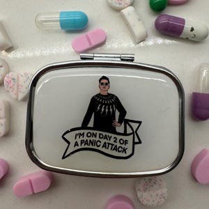 Schitt’s Creek David Rose Inspired Pill Case Bild 1