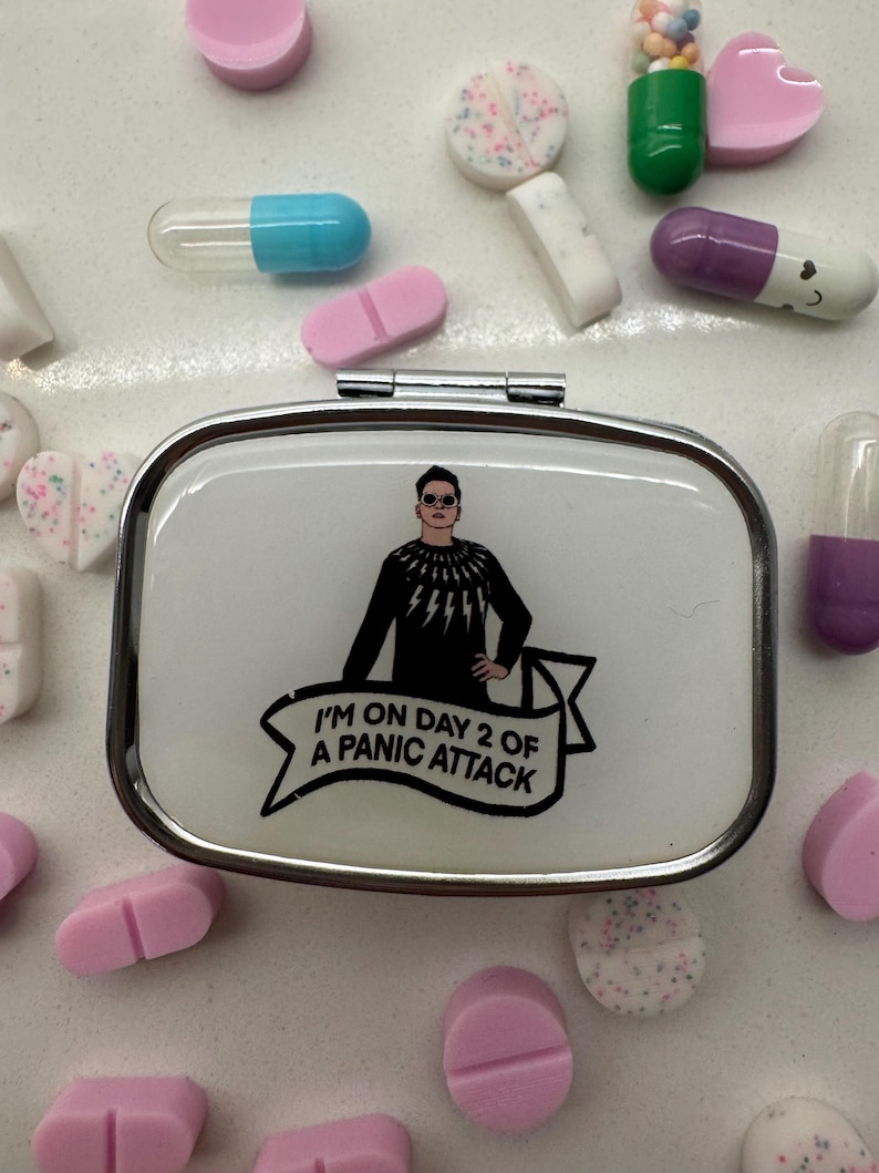 Schitt’s Creek David Rose Inspired Pill Case Bild 1