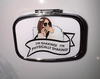 Op Lisa Barlow geïnspireerde I'm Shaking I'm Physically Shaking Pillendoosje- RHOSLC- Real Housewives of Salt Lake City