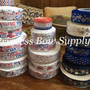 Pu&ograve; includere: Una collezione di nastri decorativi in vari colori e fantasie. Alcuni nastri presentano disegni patriottici con stelle, strisce e la scritta "Little Miss America". Altri nastri hanno motivi a stella metallici. Il testo "Princess Bow Supply" &egrave; visibile.