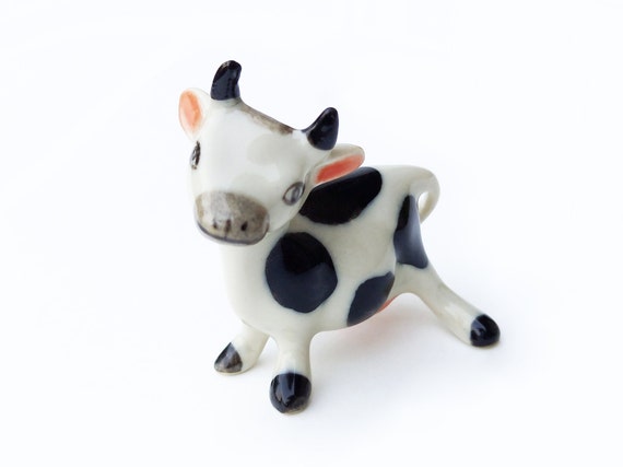 陶磁器 手描き 置物  うし ミニチュア陶器製牛の置物：手描きの水玉模様の装飾 - Etsy 日本