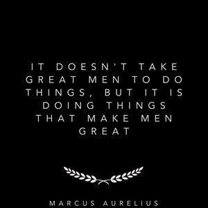 Puede incluir: Cita tipográfica en blanco y negro sobre fondo negro. La cita dice: "No se necesitan grandes hombres para hacer cosas, sino que son las cosas que se hacen las que hacen grandes a los hombres." La cita se atribuye a Marco Aurelio.