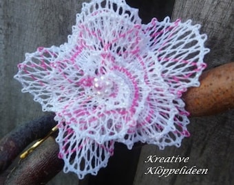 Haarschmuck Handgeklöppelte Blüte weiß rosa Geschenk für sie gift for her Valentinstag valentine's day Klöppelspitze bobbin lace Handarbeit