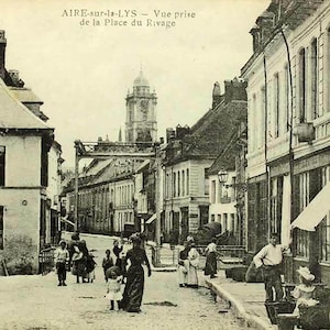 Cartão postal França Aire-sur-la-Lys Place du Rivage dos anos 1900. A torre sineira.
