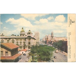 Hôtel de ville de Durban, Afrique du Sud montrant West Street - Carte postale du milieu du 20e siècle