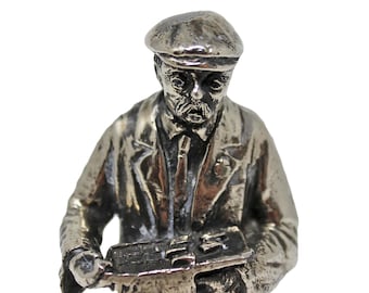 Decorazione per la casa di statuetta di vecchio uomo in ferro pesante placcato argento antico con statua di cane