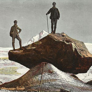 Carte postale d'alpinistes sur un rocher dans les Alpes Italia vintage