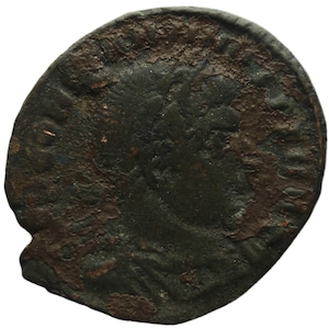 Op de afbeelding: Een donkerbruine, ronde munt met een versleten oppervlak. De munt heeft een verhoogde rand en een licht beschadigde rand. De munt is bedekt met een laag patina, waardoor hij een groenbruine kleur heeft.