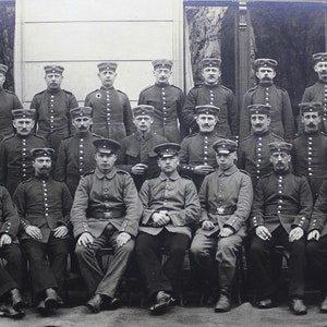 Carte postale militaire de photographie de soldats de la Première Guerre mondiale de l'Allemagne WW1