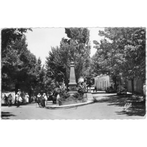 Cartão Postal Aïn Draham, Tunísia - Le Monument aux Morts et la Rue Principale