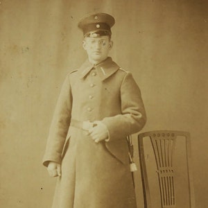 Carte postale antique Photographie d'un soldat allemand de 1918 après la Première Guerre mondiale