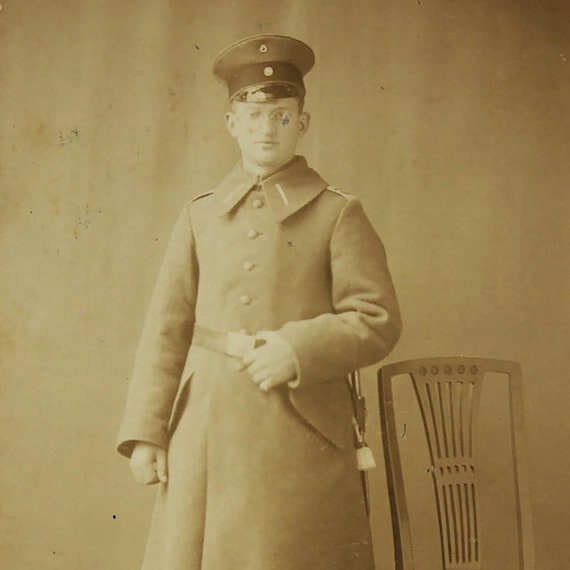 Fotografía de estudio antigua de un soldado alemán de 1918 Postal militar  posterior a la Primera Guerra Mundial