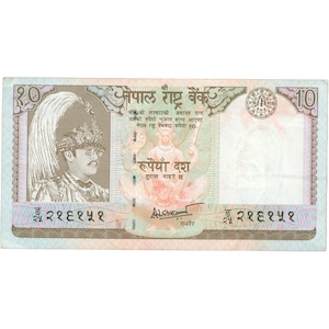 Puede incluir: Un billete de diez rupias nepalíes. El anverso presenta un retrato de un hombre con corona y gafas, con texto en nepalí. El reverso tiene un diseño con una deidad y más texto en nepalí. El billete es principalmente azul claro y blanco.