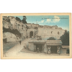 Carte postale de Tanger, Maroc – Porte dans les fortifications, début du XXe siècle