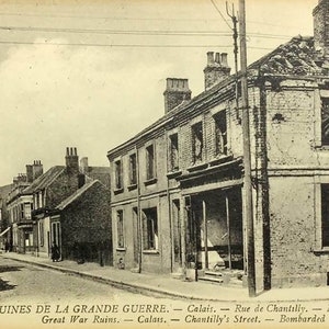 Carte postale des années 1917, France, la Première Guerre mondiale, les ruines de Calais, Chantilly, les maisons bombardées