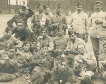 French Soldiers Relaxing at Camp – Early 20th Century WW1 Era Postcard (POS290-)