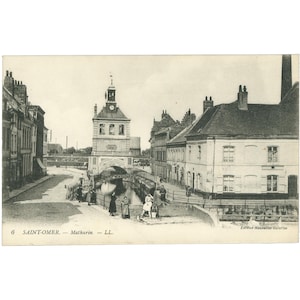Saint-Omer, France - Carte postale Vue historique du canal et de la tour de l'horloge de Mathurin
