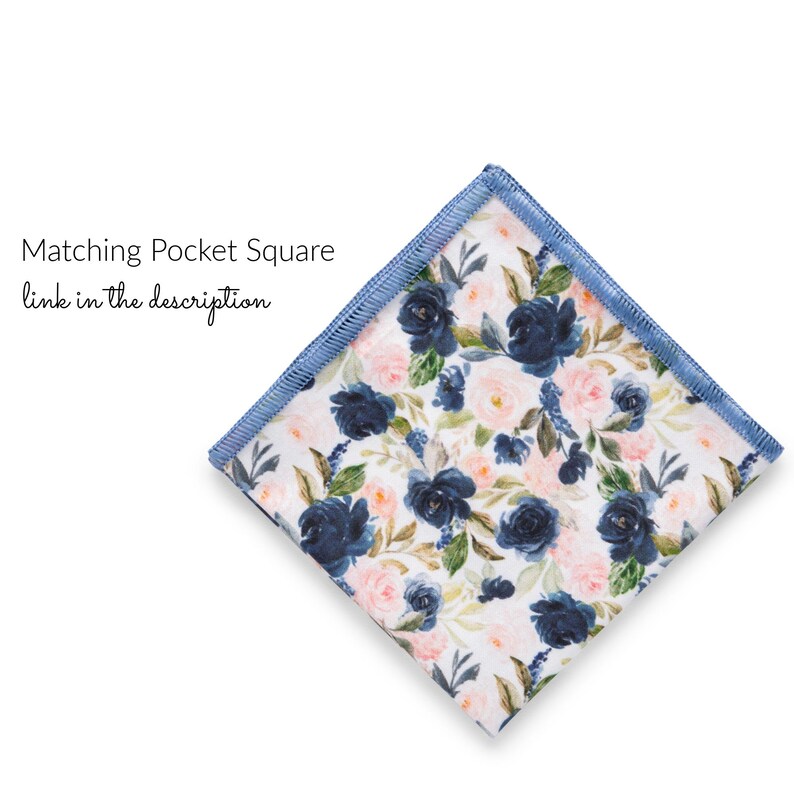 K&ouml;nnte beinhalten: Ein wei&szlig;es Einstecktuch mit einem blauen Blumenmuster. Das Einstecktuch hat einen blauen Rand.