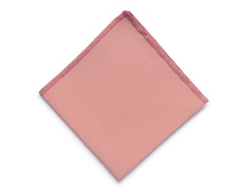 Può includere: Un fazzoletto da taschino rosa pallido con un leggero luccichio e un bordo cucito rosa.