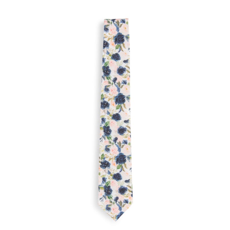 K&ouml;nnte beinhalten: Eine wei&szlig;e Krawatte mit einem Blumenmuster mit blauen und rosa Bl&uuml;ten.