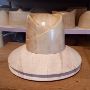 Aus Holz gefertigte Hutformen für Hutmacher, Hutmacher