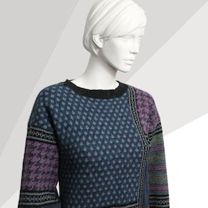 Könnte beinhalten: Ein blauer, lila und grüner Pullover mit Rundhalsausschnitt.