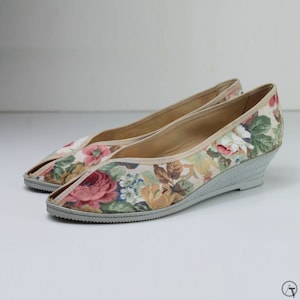 80s Peep Toe Floral Shoes, Vintage wedge Shoes, Vintage Floral Shoes, Vintage Clarks, Summer Shoes, White Floral Shoes, Light Shoes,