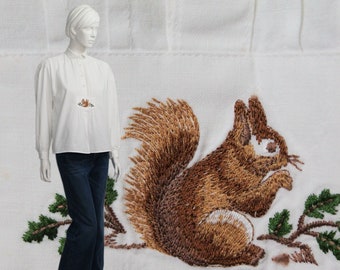 Women’s White Trachten Shirt, Squirrel Embroidery, Embroidered Cotton Shirt, German Vintage, Floral Embroidery, Autumn, Spring, Folk,