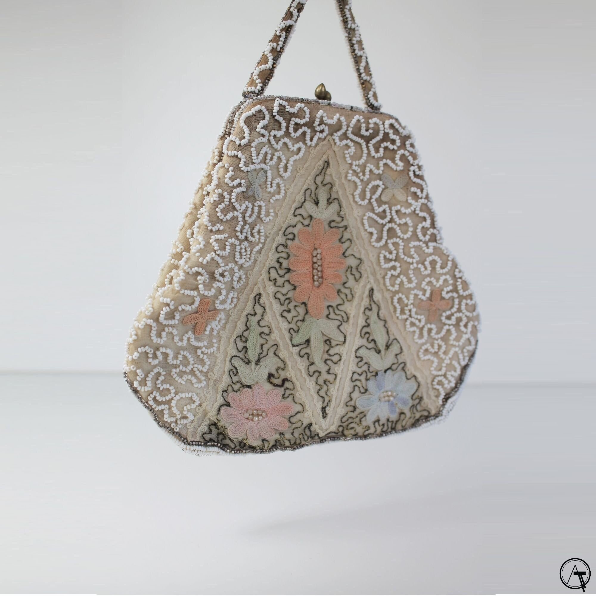 1920年代の花柄刺繍入りシードビーズ財布：アンティークリストレット