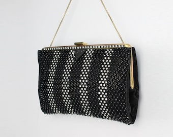 Vintage Schwarze Perlen Strass Abendtasche 1970er Jahre Glam Clutch mit Goldrahmen Kettenriemen