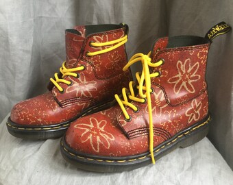 Childs Dr Martens laarzen UK 2 in herfstkleuren, roest, geel, beige. Gemaakt in Engeland. Unisex