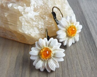 White daisy earrings Spring daisy jewelry White flower drop earrings Cottagecore aesthetic jewelry Floral accessory women Lesbian earrings