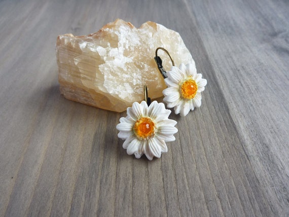 White daisy earrings Spring daisy jewelry White flower drop earrings Cottagecore aesthetic jewelry Floral accessory women Lesbian earrings