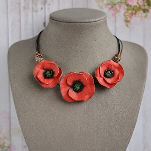 Red Poppy Necklace Statement poppies necklace Poppy jewelry Red flower necklace Red floral Nature inspired jewelry Poppy wedding necklace