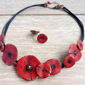 Poppy Necklace, Red Floral Necklace, Stylised Poppy, Art Poppy Necklace, Red Poppy Accessory, Poppy wedding Nature inspired casual necklace imagen 1