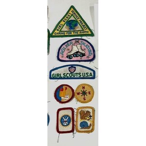 Lote de 27 parches vintage de las Girl Scouts de la década de 1990, más 4 pines de membresía. Artículos de colección. imagen 3