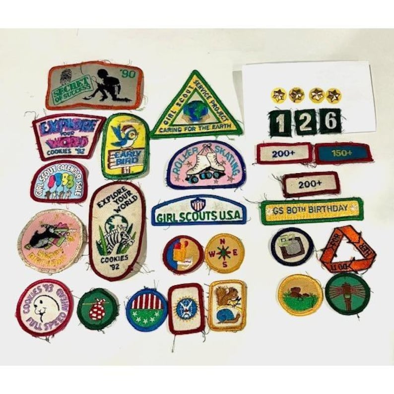 Lote de 27 parches vintage de las Girl Scouts de la década de 1990, más 4 pines de membresía. Artículos de colección. imagen 1