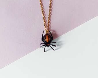 Spider pendant necklace with gold details