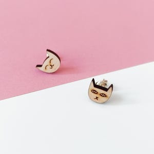 Boucles d'oreilles en bois à têtes de chat - joyeuses et grincheuses