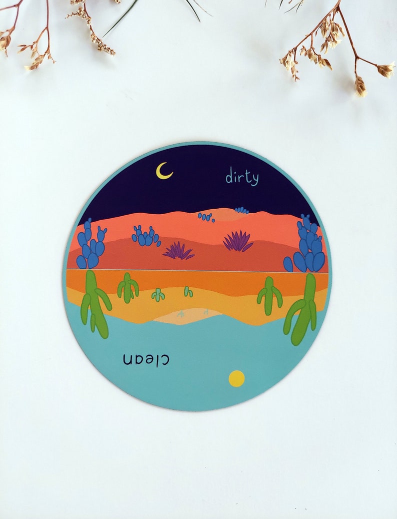 Pu&ograve; includere: Un adesivo rotondo con una scena di deserto. La met&agrave; superiore dell'adesivo &egrave; un cielo notturno blu scuro con una luna crescente. La met&agrave; inferiore rappresenta un paesaggio desertico con cactus e un lago blu. Le parole "sporco" e "pulito" sono scritte sull'adesivo.