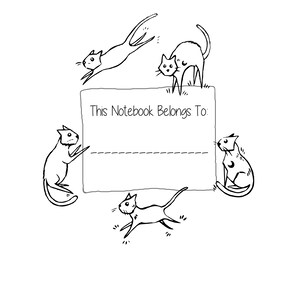 Op de afbeelding: Een zwart-witte illustratie van een notitieboek met de tekst "This Notebook Belongs To:" en een stippellijn om een naam te schrijven. Vier katten omringen het notitieboek, een springt in de lucht, een zit op het notitieboek en twee staan op hun achterpoten.