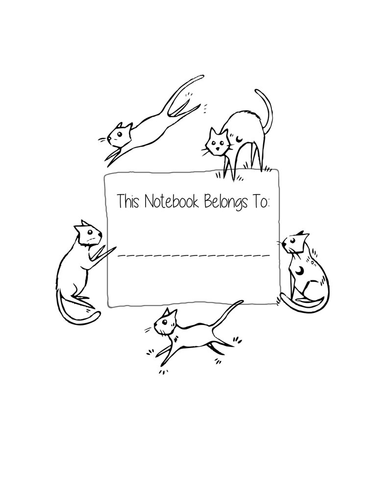 Op de afbeelding: Een zwart-witte illustratie van een notitieboek met de tekst "This Notebook Belongs To:" en een stippellijn om een naam te schrijven. Vier katten omringen het notitieboek, een springt in de lucht, een zit op het notitieboek en twee staan op hun achterpoten.