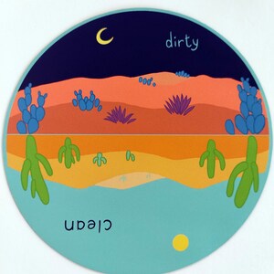 Pu&ograve; includere: Un adesivo circolare con una scena di deserto divisa in due met&agrave;. La met&agrave; superiore &egrave; una scena notturna con una luna crescente, un cielo blu scuro e un paesaggio arancione sabbioso con cactus e fiori viola. La met&agrave; inferiore &egrave; una scena diurna con un sole giallo, un cielo blu e un paesaggio arancione sabbioso con cactus. Le parole "sporco" e "pulito" sono scritte sull'adesivo.