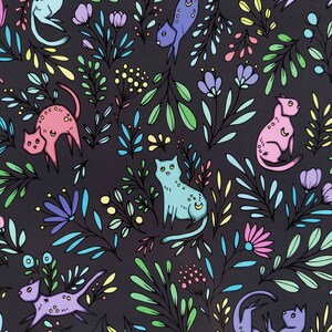 Op de afbeelding: Een zwarte achtergrond met een herhalend patroon van kleurrijke katten en bloemmotieven. De katten staan in verschillende poses en hebben verschillende gekleurde ogen. De bloemen zijn in tinten roze, blauw en groen.