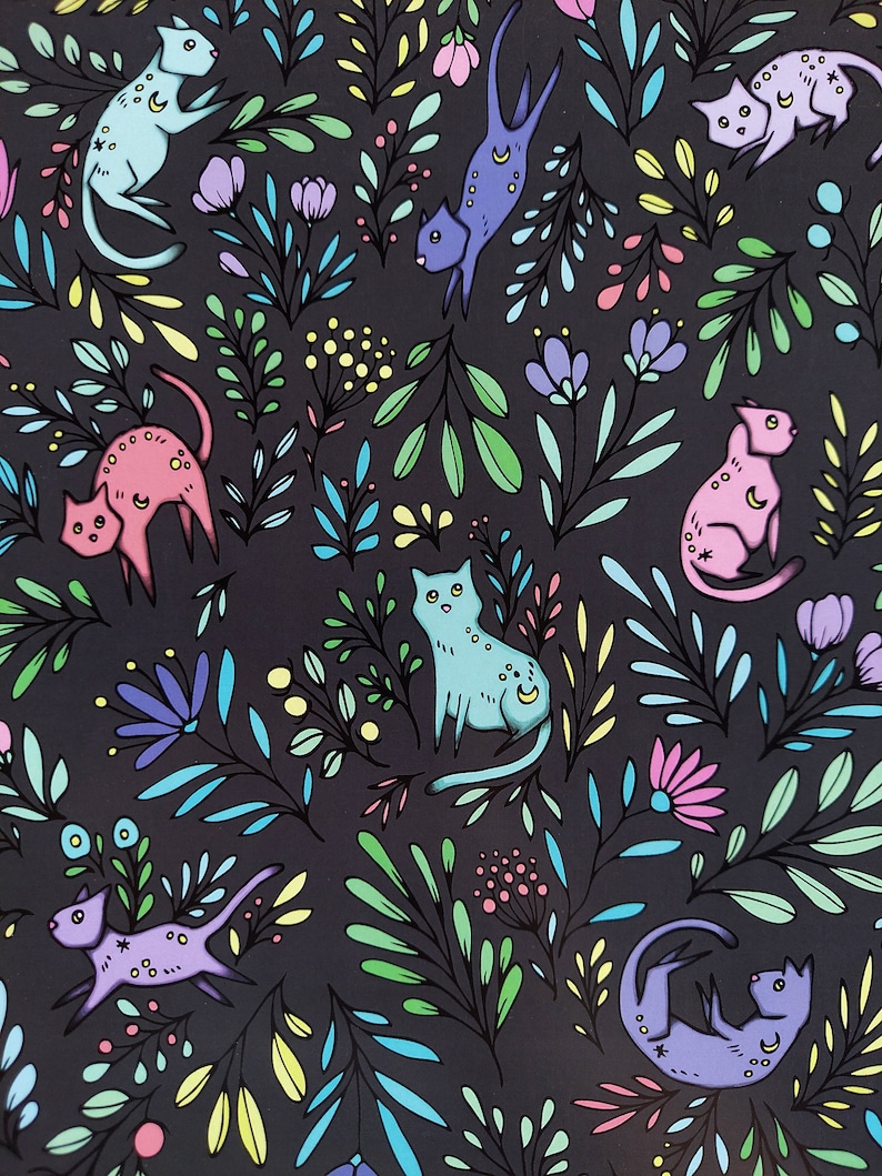 Op de afbeelding: Een zwarte achtergrond met een herhalend patroon van kleurrijke katten en bloemmotieven. De katten staan in verschillende poses en hebben verschillende gekleurde ogen. De bloemen zijn in tinten roze, blauw en groen.