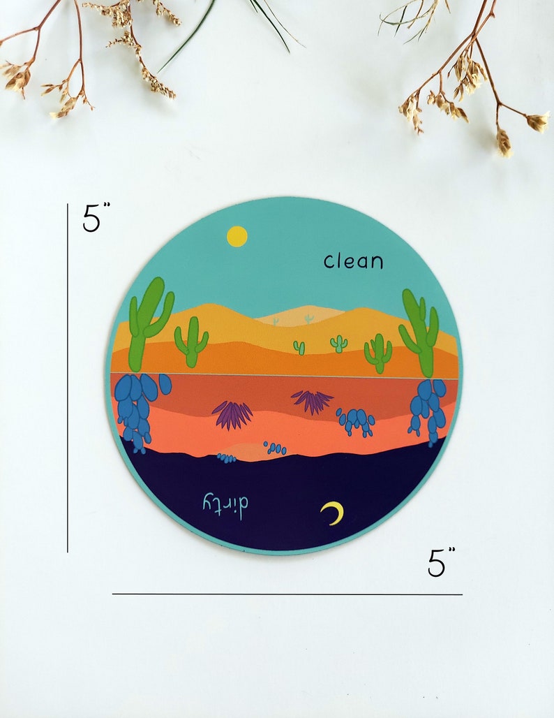 Pu&ograve; includere: Un adesivo rotondo da 12,7 cm di diametro con una scena del deserto. L'adesivo ha un cielo blu con un sole giallo, dune di sabbia arancioni, cactus verdi, fiori viola e blu e un cielo notturno blu scuro con una luna crescente. Le parole "pulito" e "sporco" sono scritte sull'adesivo.