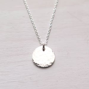 Sterling Silver Hammered Disc Necklace, Tiny Disc, Minimalist Necklace, Dainty, Layering Jewelry, Gift for Her imagem 3