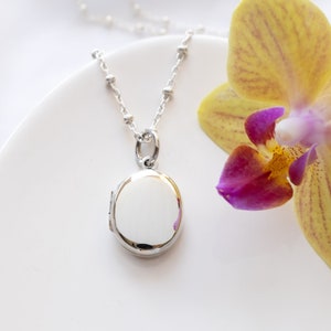 Sterling Silver Oval Locket Necklace: Keepsake Photo Pendant